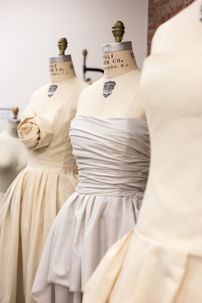 D&eacute;tail / drap&eacute; / broderie &mdash; Helmer Joseph